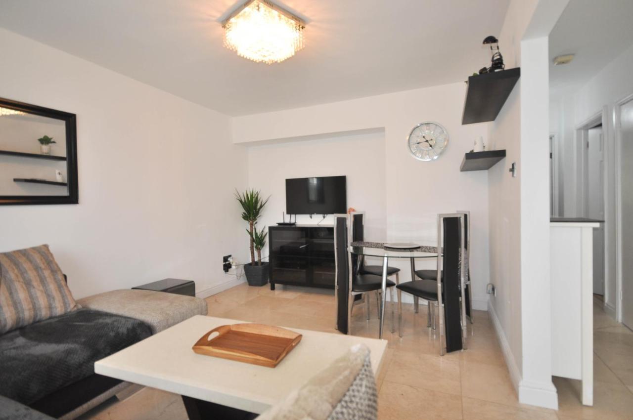 Modern 2 Bed Apartment Luton  Extérieur photo