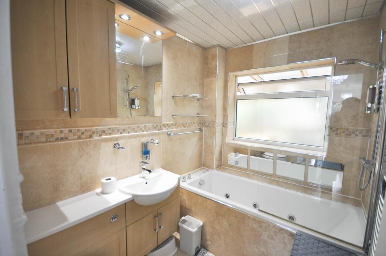 Modern 2 Bed Apartment Luton  Extérieur photo